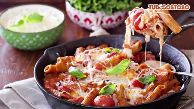 Macarrão ao molho de tomate com queijo