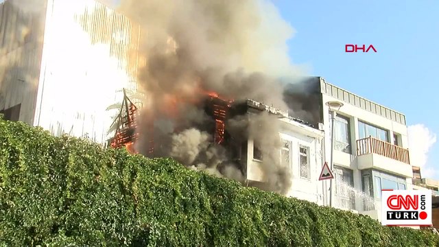İstanbul'da ahşap binada yangın: Bina çöktü!