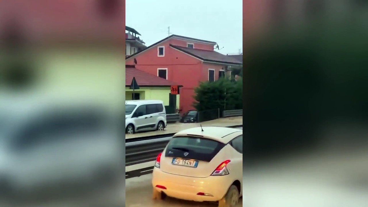 Maltempo nelle Marche, strade allagate ad Ancona: le auto sommerse