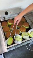 バズってるクリームたっぷり抹茶ドーナツ