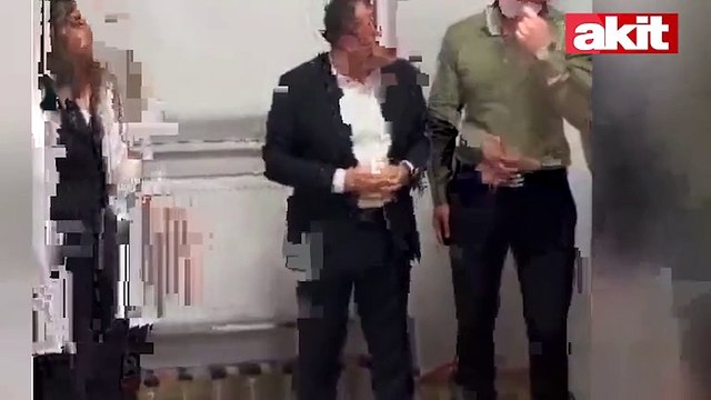 CHP’li başkandan uygunsuz davranış! Kadın çalışanın elinden tutup…