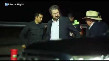 Download Video: El momento en que el embajador español acompaña a González al avión