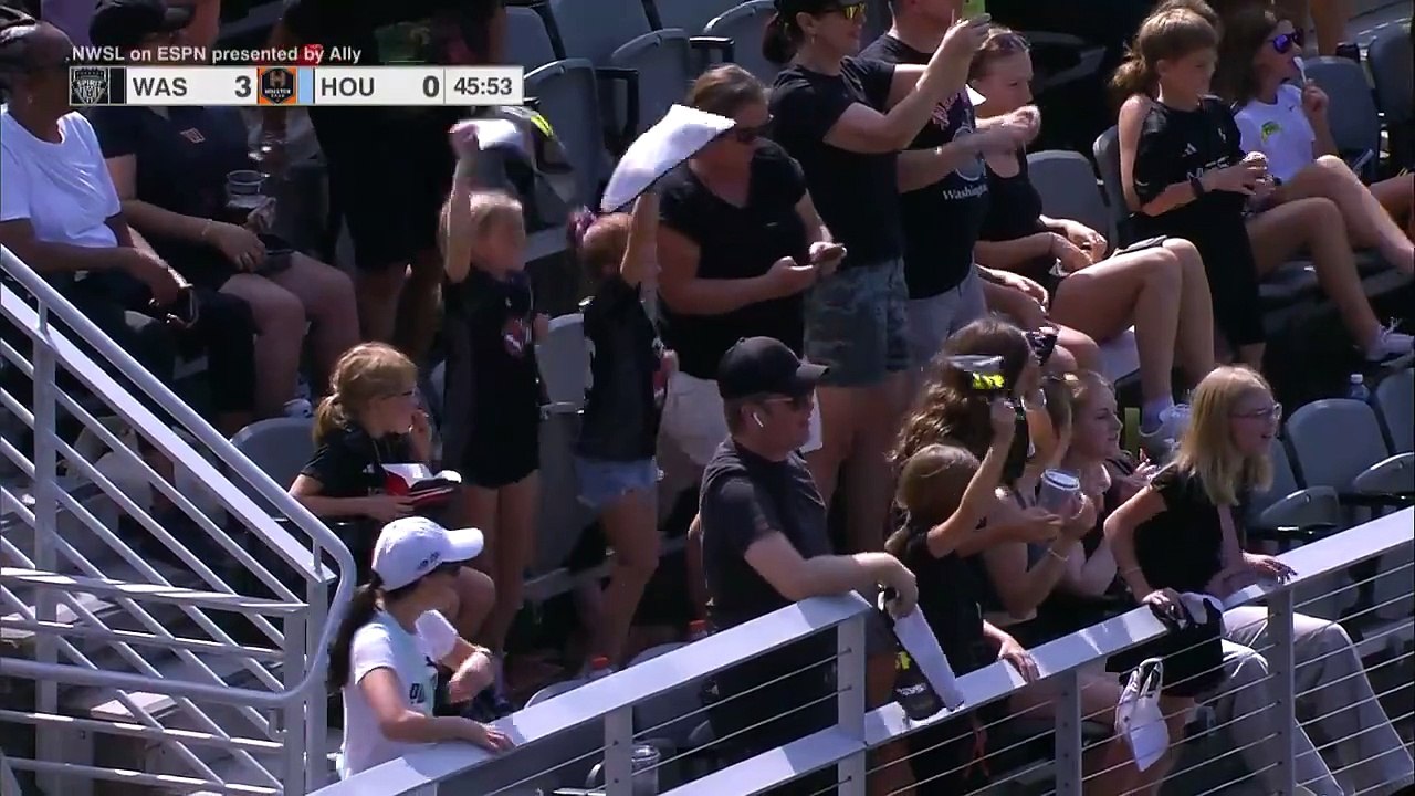 La fille de Dennis Rodman célèbre un but en imitant Stephen Curry