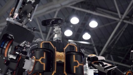 Giant Humanoid Robot Designed to Mitigate Workers Injury on Railway Maintenance