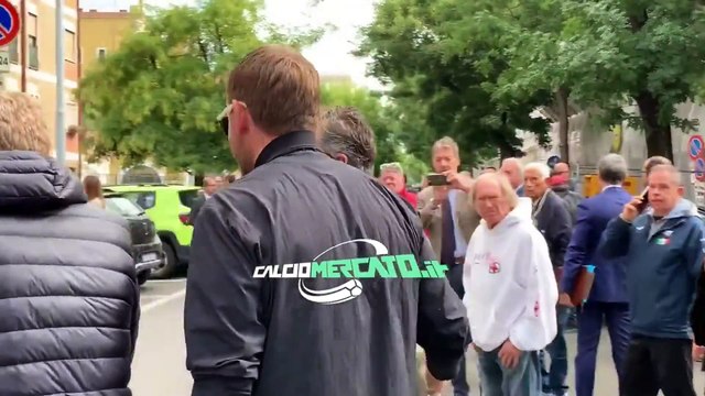 Daniele De Rossi al funerale del medico della Roma Ernesto Alicicco: strette di mano e abbracci con familiari e colleghi