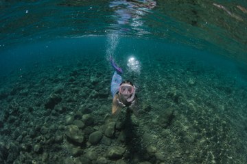 Karaburun'da benzersiz deneyim: 'Deniz kızı' olup dalış yapıyorlar