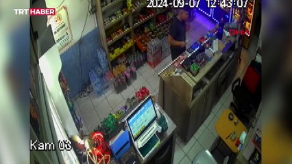 Market sahibi yoktu, aldıklarını kameraya gösterip parasını bıraktı