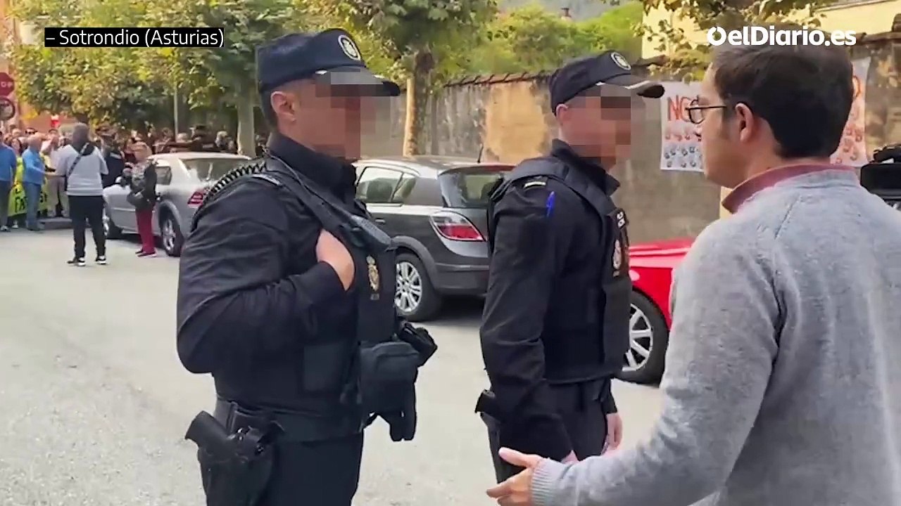La Policía evita que el diputado de Vox José María Figaredo se encare con manifestantes antirracistas en Asturias
