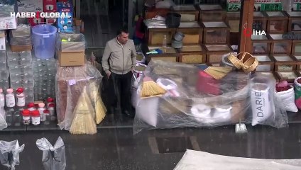 Yozgat'ta sağanak yolları göle çevirdi, sürücüler zor anlar yaşadı