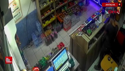 Antalya'da markette aldıklarını kameraya gösterip, ücretini tezgaha bıraktı