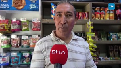 Sahibinin olmadığı markette aldıklarını kameraya gösterip, ücretini tezgaha bıraktı