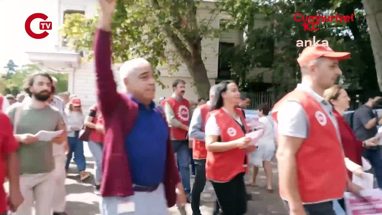DİSK'in Geçinemiyoruz eylemi çağrısına vatandaştan destek ''Yapın yavrum yapın. Hastaneden geldim, açım, bir simit alabildim, yazık değil mi bana ''