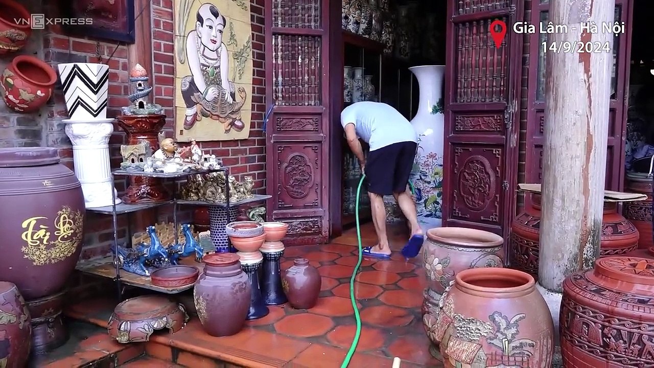 Dọn bùn, rác tràn ngập sau lũ