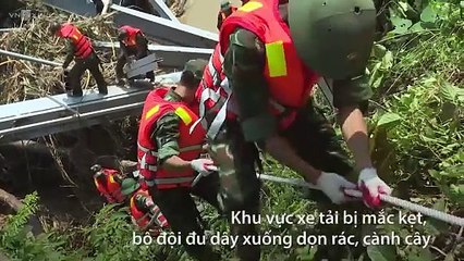 Rà quét lòng sông tìm nạn nhân mất tích vụ sập cầu Phong Châu