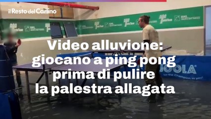 Video alluvione: giocano a ping pong prima di pulire la palestra allagata
