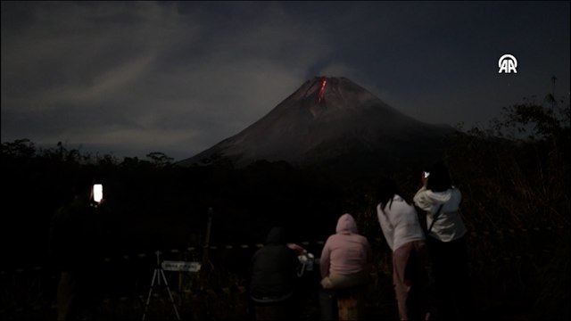 Endonezya'daki Merapi Yanardağı lav ve kül püskürtmeye devam ediyor Remaining Time -0:08 1x