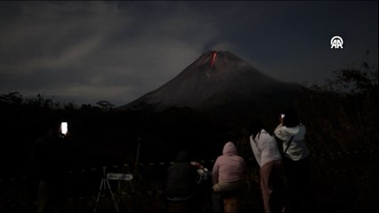 Endonezya'daki Merapi Yanardağı lav ve kül püskürtmeye devam ediyor  Remaining Time -0:08 1x
