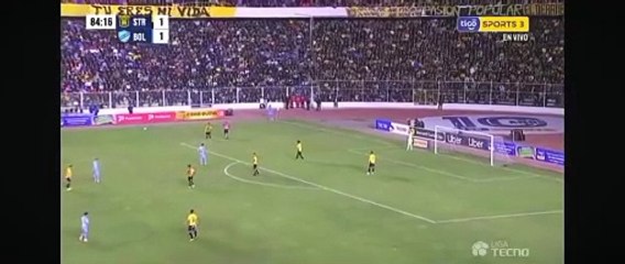 Ramiro Vaca lanza el balón a la última línea