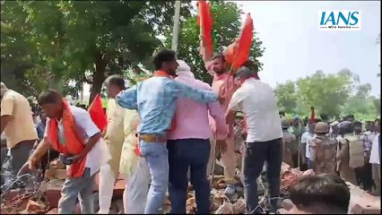Shahjahanpur में धार्मिक स्थल तोड़ने के बाद भारी बवाल