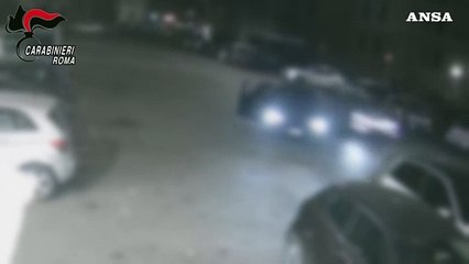 Spari contro saracinesca di un bar a Roma, arrestato 26enne