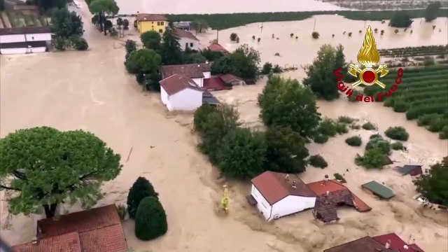 Traversara (Ravenna), i muri delle case crollano per la furia dell'acqua