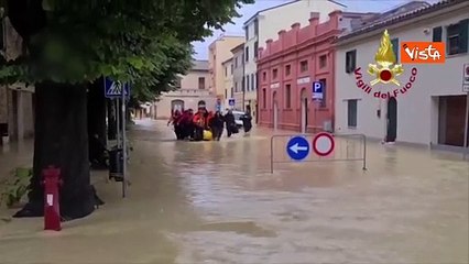 Скачать видео: Maltempo Marche, strade allagate a Falconara Marittima. I soccorsi dei Vigili de fuoco con i gommoni