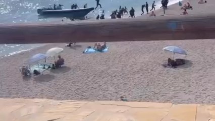 Download Video: Vídeo del desembarco en Nerja de una lancha con inmigrantes ilegales.