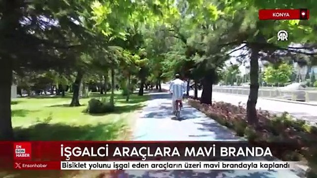 Konya'da bisiklet yolunu işgal eden araçların üzeri mavi brandayla kaplandı