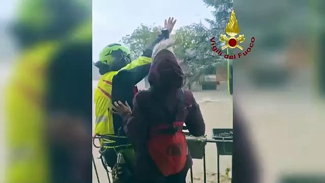 Traversara di Bagnacavallo, il video del salvataggio con l'elicottero di una persona evacuata