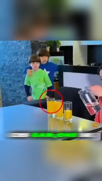 Elle verse de l’eau dans le jus