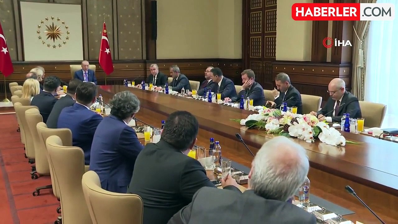 Cumhurbaşkanı Erdoğan, Türkiye Futbol Federasyonu Başkanı Hacıosmanoğlu'nu Kabul Etti