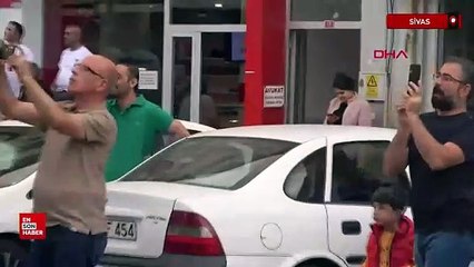 Sivas'ta kalp krizi geçiren kişiye sağlıkçı ve itfaiyenin müdahalesini görüntülü aradıkları kişilere izlettiler