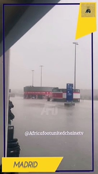 Ça ressemble fort à la cérémonie d’ouverture des Jeux Olympiques à Paris .Une pluie diluvienne au Stadio Métropolitano de Madrid avant le match entre l’Atletico Madrid  et Leipzig  !