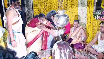 राष्ट्रपति श्रीमती द्रौपदी मुर्मु जी ने बाबा महाकाल का दर्शन कर देशवासियों के सुख-समृद्धि, मंगल एवं कल्याण की प्रार्थना की