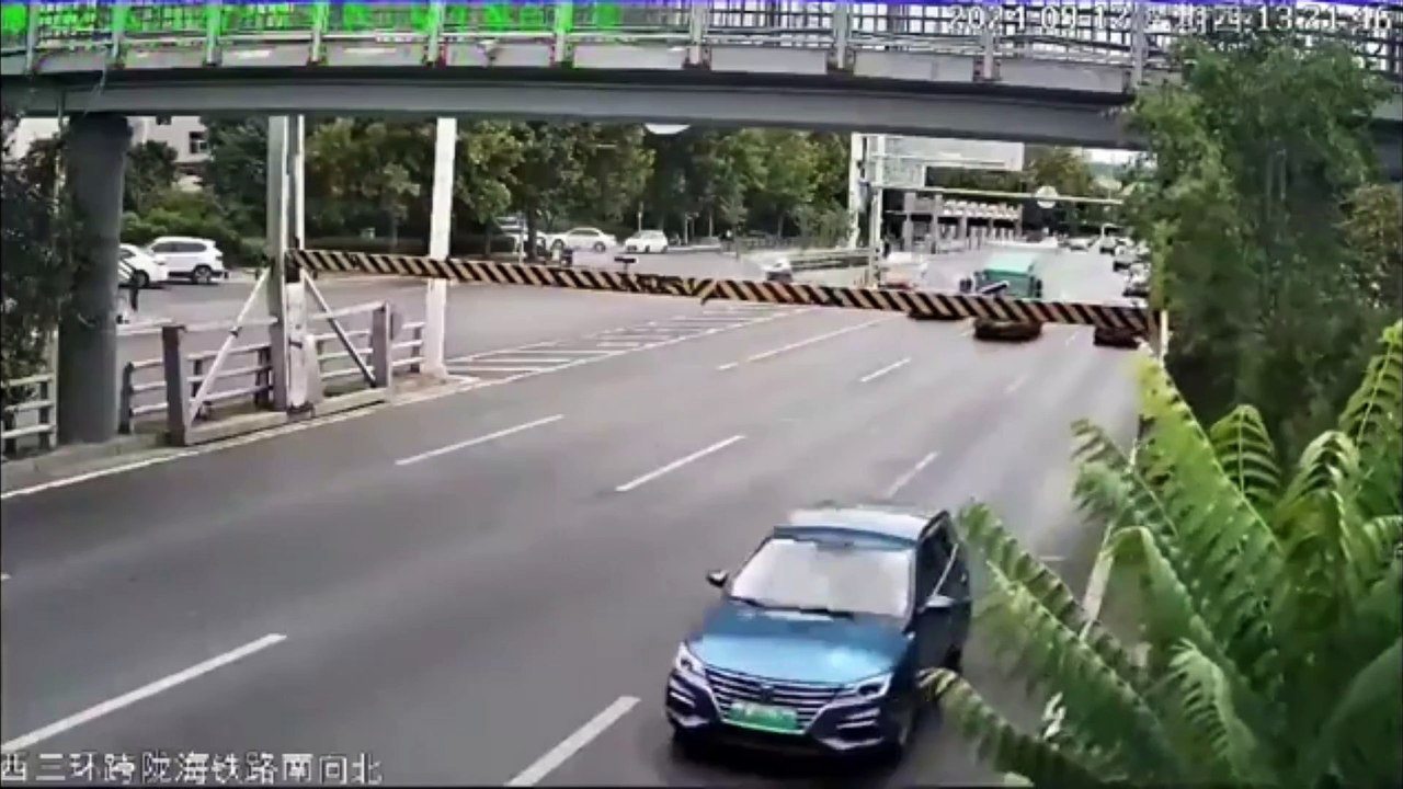 bThe truck driver didn't pay attention to his height. The black car was really unlucky.00:11 The truck driver didn't pay attention to his height.