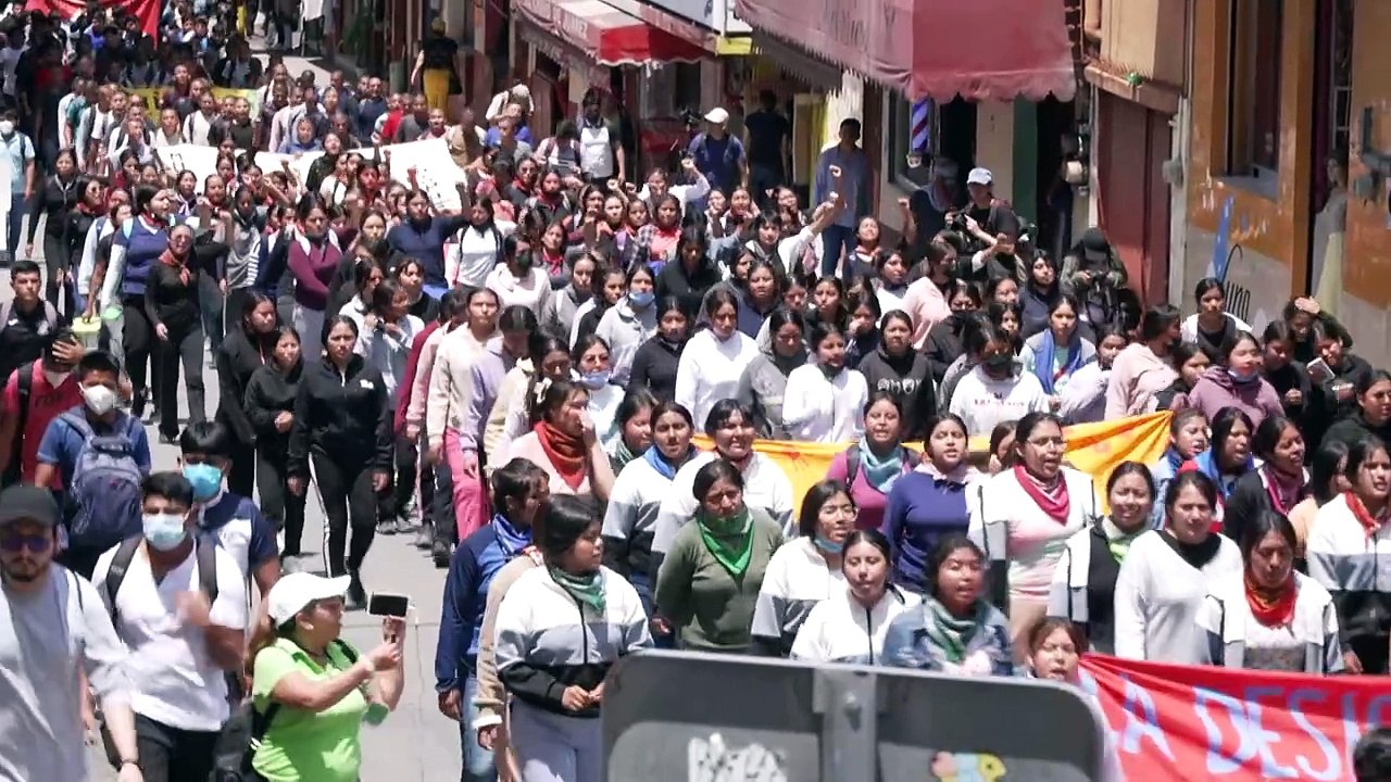 Familiares de 43 estudiantes desaparecidos en México exigen la verdad a la próxima presidenta