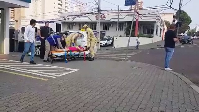 Mulher fica ferida em acidente entre BMW X1 e Toyota Etios no Centro de Cascavel