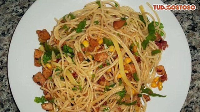 Macarrão alho e óleo com frango