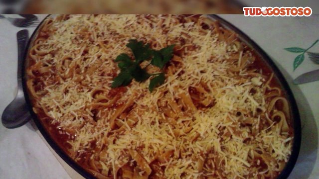 Macarronada com molho vermelho com carne moída