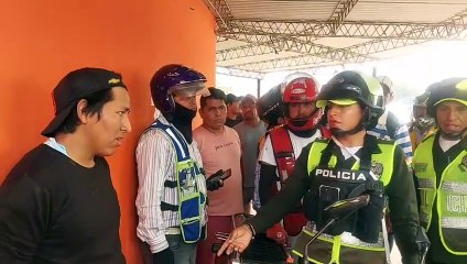MOTOCICLISTA Y POLICÍA SE AGARRAN A LOS GOLPES