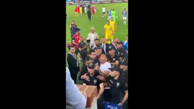 Burak Yılmaz ile Trabzonspor taraftarları arasında gerginlik!