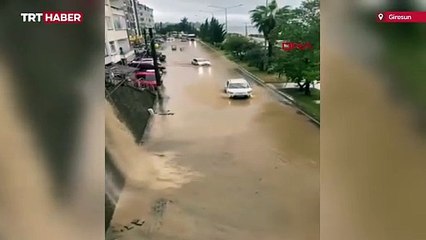 Giresun'da sağanak: Yollar göle döndü, araçlar mahsur kaldı