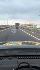 Carga inclinada é flagrada na BR-101 em Santa Catarina