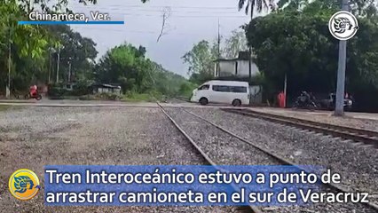 Tren Interoceánico estuvo a punto de arrastrar camioneta en el sur de Veracruz; trabajador se aventó