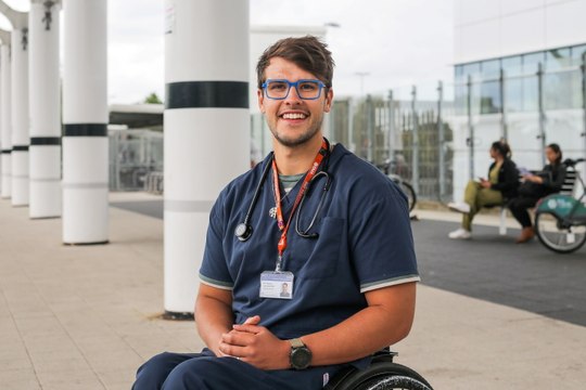 Man paralysed during medical school now A&E doctor in wheelchair