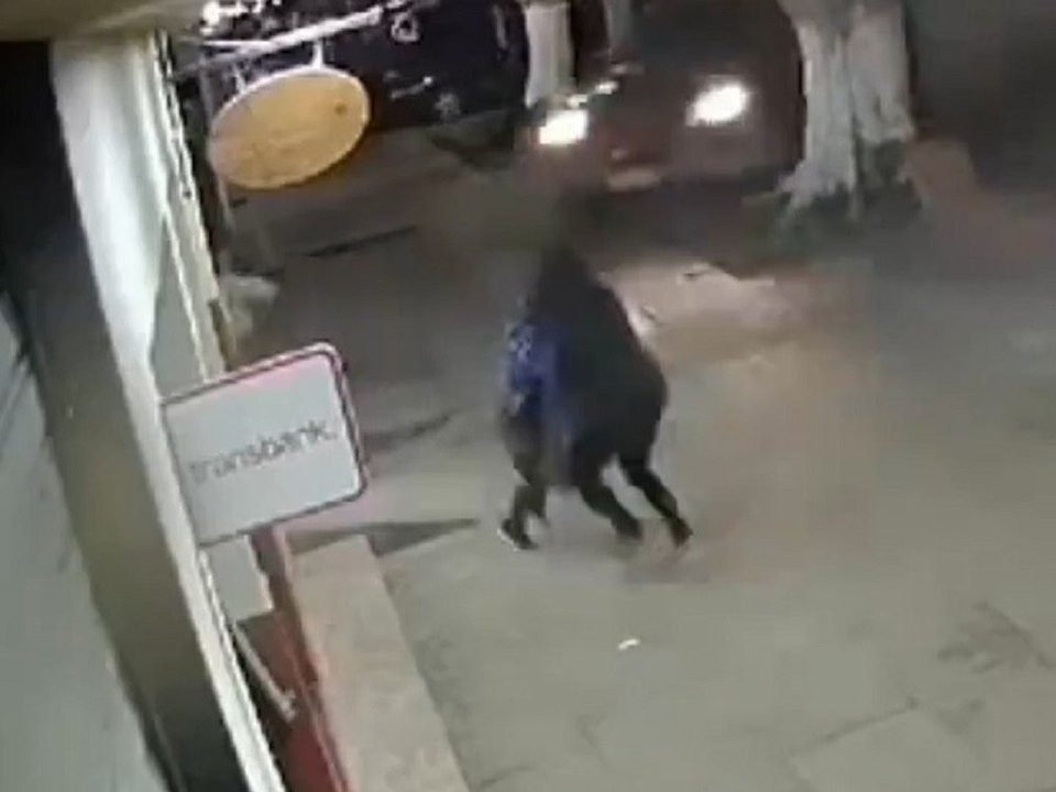 Auto rast auf Mädchen zu und prallt gegen Mauer