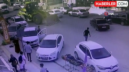İş Makinesi Operatörü Park Halindeki Araçlara Çarptı, Kaçtı