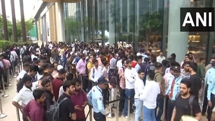 iPhone 16 खरीदने के लिए मुंबई के BKC के बाहर सैकड़ों लोगों की उमड़ी भीड़