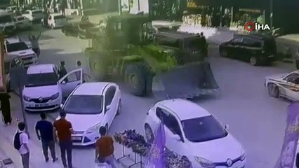Park Halindeki 4 Araca Çarpan İş Makinesi Operatörü Kaçtı