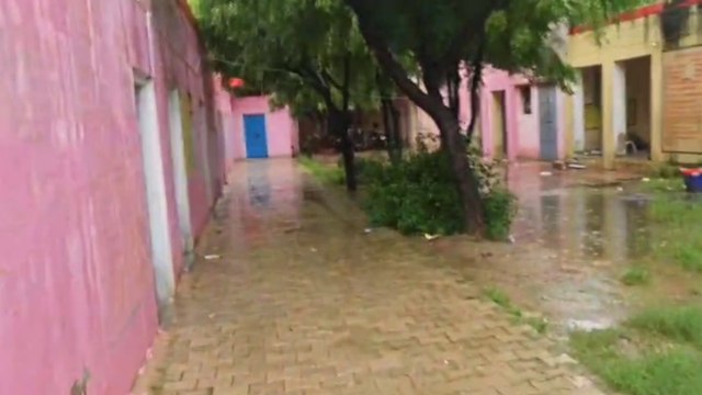 स्कूल की छत से टपक रहा पानी... बच्चों की पढ़ाई हो रही प्रभावित